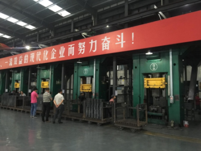 如何提高鎂碳磚質量？華隆伺服電動螺旋壓磚機給你答案